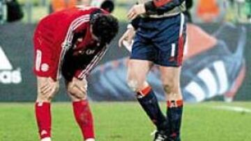 <b>DESOLADO</b>. Khan tiró los guantes a la conclusión del choque ante el Real Madrid.