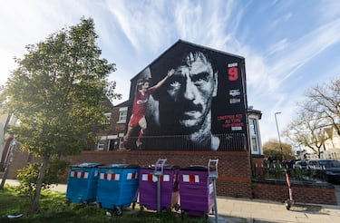 Ian Rush es el máximo goleador de la historia del Liverpool, con 346 dianas en 660 partidos. Y su mural ocupa un lugar privilegiado, con visión directa a la grada principal de Anfield.