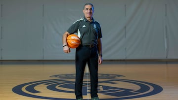 Sergio Scariolo posa para AS sobre la pista de entrenamiento de la Ciudad Deportiva del Real Madrid, en Valdebebas.