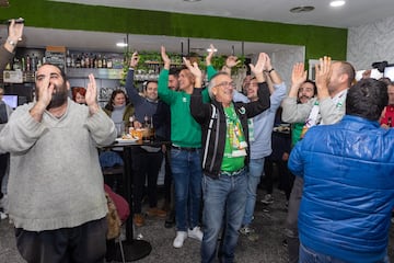 Aficionados del Cacereño celebraban tras conocer que el Real Madrid serñia  el próximo rival de su equipo en la Copa del Rey.
