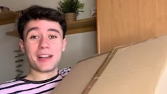 Un joven muestra el contenido de la ‘cesta de Navidad’ de su empresa y coincide con miles de españoles: “Es igual que la mía”