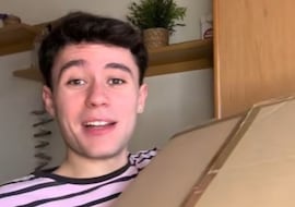 Un joven muestra el contenido de la ‘cesta de Navidad’ de su empresa y coincide con miles de españoles: “Es igual que la mía”