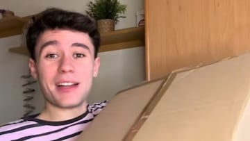 Un joven muestra el contenido de la ‘cesta de Navidad’ de su empresa y coincide con miles de españoles: “Es igual que la mía”