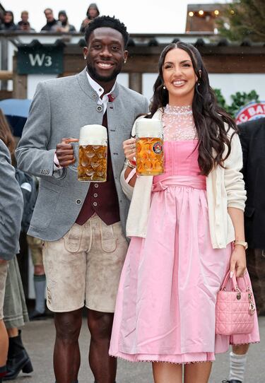  Alphonso Davies con su prometida, Sheyenne Jen, durante la fiesta del Oktoberfest celebrada en Múnich.