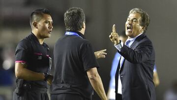 Honduras&#039;s coach Jorge Luis Pinto (R) gestures at Hernan Dario Gomez the coach from Panama during the Central American Football Union (UNCAF) tournament at Rommel Fernandez stadium in Panama City on January 17, 2017. / AFP PHOTO / RODRIGO ARANGUA