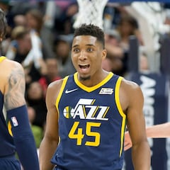 Un gran Ricky (21) bate a Lonzo; Mitchell se presenta en la NBA