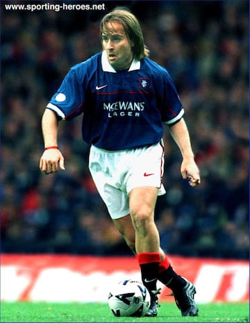 En su mejor etapa fue adquirido por el Glasgow Rangers de Escocia, en 1996. Pero una grave lesión en su debut en Gran Bretaña conspiró contra su paso el cuadro europeo. Tiempo después actuó por el Grasshopper de Suiza, en 2002.