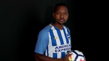 El extremo llegó en este mercado de fichajes al Brighton & Hove Albion por 18 millones de euros, procedente del Brujas de Bélgica. Siendo el fichaje más caro en la historia del club inglés.