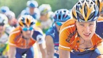 <b>EL MUNDO AL REVÉS. </b>El Rabobank llegó a tirar para defender el liderato de su rival Floyd Landis.