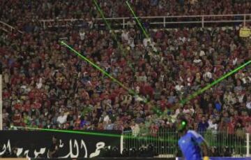 En el partido de la Champions League de África que enfrentaba a los egipcios Al-Ahli y a los sudafricanos Orlando Pirates, los seguidores del equipo del norte de África intentaban distraer con láser a su portero rival.