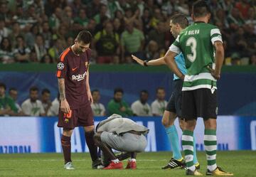 Messi con un espontáneo.