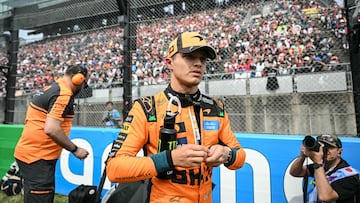 Lando Norris con el mono de McLaren en la parrilla de salida de la Fórmula 1.