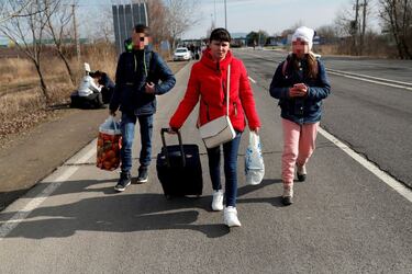 Families, without men over 18 as they have been forbidden from leaving Ukraine, cross the border into Hungary, in the Beregsurany area.