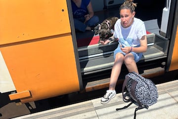 Julia y su perra Lassie llevan unas dos horas esperando el tren para continuar su viaje desde Premi¨¤ de Mar, en la provincia de Barcelona.