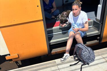 Julia y su perra Lassie llevan unas dos horas esperando el tren para continuar su viaje desde Premià de Mar, en la provincia de Barcelona.