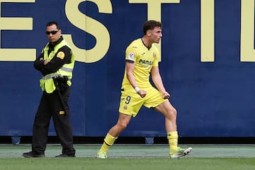 Otro jugador que apunta alto es Forés. El delantero del Villarreal B se niega a dar por vencido a su equipo y ante el Racing de Ferrol anotó el tanto que dio la victoria al filial amarillo. Gol de bella factura tras ganar la espalda a su defensor y batiendo al meta rival con un tiro raso a bote pronto.