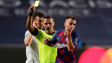 Jordi Alba, viendo la tarjeta amarilla de manos de Skomina en el partido ante el Bayern.