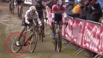 El extraño movimiento de la bici de Van Aert.