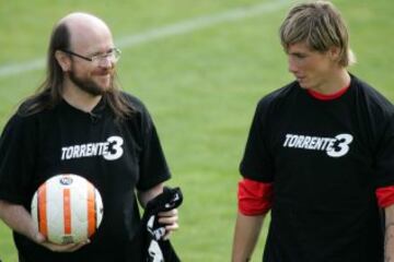 Santiago Segura visitó a los jugadores rojiblancos y se demostró la gran complicidad que tiene con Fernando Torres. Imagen del 2005.