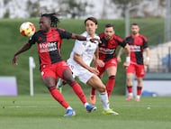 Frimpong, autor del gol visitante, controla el balón ante Fortuny.