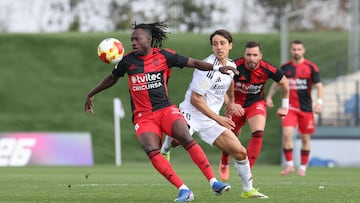 Frimpong, autor del gol visitante, controla el balón ante Fortuny.