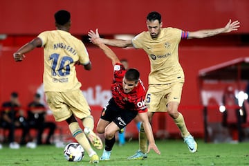 Ínigo Ruiz entre Ansu Fati y Sergio Busquets.