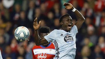 Pione Sisto reclama falta durante el partido entre el Granada y el Celta en Los C&aacute;rmenes.