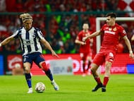 MEX729. TOLUCA (MÉXICO), 06/12/2025.- Franco Romero (d) de Toluca disputa un balón con Sergio Canales (i) de Monterrey este sábado, en un partido por las semifinales del Torneo Apertura 2025 de la Liga MX entre Toluca y Monterrey en el estadio Nemesio Diez en Toluca (México). EFE/Felipe Gutiérrez