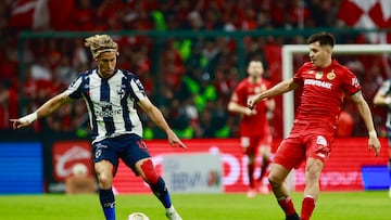 MEX729. TOLUCA (MÉXICO), 06/12/2025.- Franco Romero (d) de Toluca disputa un balón con Sergio Canales (i) de Monterrey este sábado, en un partido por las semifinales del Torneo Apertura 2025 de la Liga MX entre Toluca y Monterrey en el estadio Nemesio Diez en Toluca (México). EFE/Felipe Gutiérrez