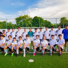 Kenti Robles participa en clínica del Real Madrid en Riviera Maya