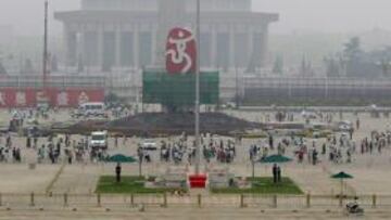 La plaza de Tiananmen cubierta por una espesa capa que dificulta la visión