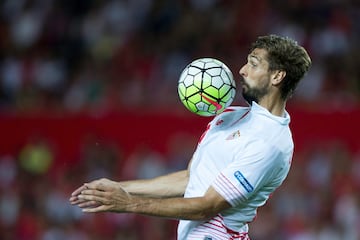 El navarro lleg車 al Sevilla en agosto de 2015 con una cl芍usula de rescisi車n de 20 millones de euros. Solo estuvo esa temporada en la que disput車 36 encuentros y anot車 7 goles.