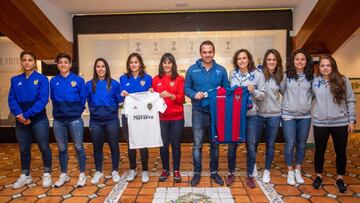 Jugadoras y entrenadores del Valencia y Levante en la previa al derbi.