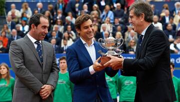 David Ferrer recibe un homenaje por parte del Barcelona Open Banc Sabadell en presencia de Albert Costa.