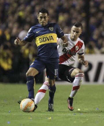 BAS10. BUENOS AIRES (ARGENTINA), 14/05/2015.- El jugador Federico Carrizo (i) de Boca Juniors disputa el balón con Emanuel Mammana (d) de River Plate hoy, jueves 14 de Mayo de 2015, durante un partido por los octavos de final de la Copa Libertadores, en el estado de Boca Juniors en Buenos Aires (Argentina). EFE/David Fernández