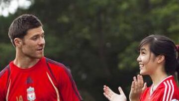 <b>ÍDOLO.</b> Xabi Alonso es una de las estrellas del Liverpool, un ídolo para los aficionados asiáticos.