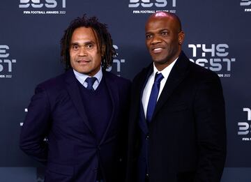 El exfutbolista francés Christian Karembeu posa con David Suazo, exfutbolista y director técnico de fútbol hondureño a su llegada a la ceremonia de los Best FIFA.