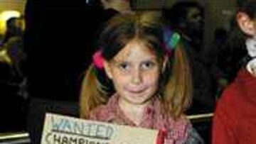 <b>BUSCA ENTRADA.</B> Una niña pedía en la llegada a Glasgow una entrada para la final de la Champions.
