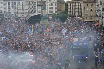 Los aficionados y jugadores albiazules celebran el ascenso a Primera División por las calles de Vitoria-Gasteiz.