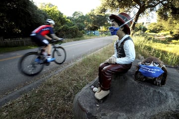 El ciclista paralímpico Billy Lister pasa ante una estatuilla en una carretera de San Diego, California. Lister, a quien con 15 años le diagnosticaron una malformación arteriovenosa y con 17 sufrió un derrame cerebral que le paralizó el lado izquierdo de su cuerpo, se prepara la contrarreloj individual en los Juegos Paralímpicos de Tokio 2021.