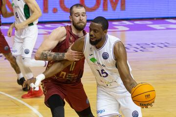 MURCIA, 12/04/2023.- El ala pívotde Unicaja Málaga Thomas (d) controla en balón ante la oposición del alero de UCAM Murcia Nemanja Radovic (i), durante el partido de cuartos de la Liga de Campeones, que están disputando este miércoles en el Palacio de los Deportes de Murcia. EFE/Marcial Guillén
