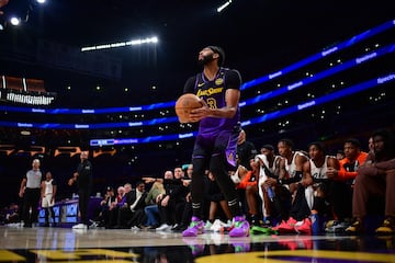 El pívot de Los Angeles Lakers, Anthony Davis (3) : Gary A. Vasquez-Imagn Images