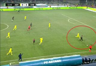 El golazo impensable de la experla del Barça con el Chelsea cogiendo el balón ahí: ¡y son solo 18 años!