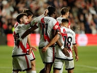 MADRID, 03/04/2026.- El centrocampista del Rayo Randy Nteka (c) celebra con sus compañeros tras marcar el 1-0, durante el partido de LaLiga de fútbol que Rayo Vallecano y Elche CF disputan este viernes en el estadio de Vallecas, en Madrid. EFE/Mariscal