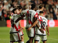 MADRID, 03/04/2026.- El centrocampista del Rayo Randy Nteka (c) celebra con sus compañeros tras marcar el 1-0, durante el partido de LaLiga de fútbol que Rayo Vallecano y Elche CF disputan este viernes en el estadio de Vallecas, en Madrid. EFE/Mariscal
