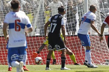 El jugador de Universidad Católica Jose Pedro Fuenzalida, fuera de la foto,  marca un gol contra Colo Colo durante el partido de primera division realizado en el estadio Monumental de Santiago, Chile
