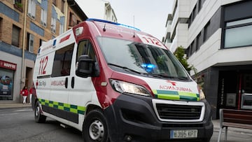 Una ambulancia durante el séptimo encierro de las Fiestas de San Fermín 2024, a 13 de julio de 2024, en Pamplona, Navarra (España). Seis personas han sido trasladadas al Hospital Universitario de Navarra (HUN) tras el séptimo encierro de los Sanfermines, protagonizado por toros de la ganadería José Escolar.
13 JULIO 2024;SAN FERMÍN;SANFERMINES;HUN: HOSPITAL;TRAUMATISMO;ENCIERROS;TOROS
Eduardo Sanz / Europa Press
13/07/2024