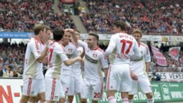 Los jugadores del Bayer Leverkusen celebran su victoria ante el N&uacute;remberg y la clasificaci&oacute;n para la Champions. 