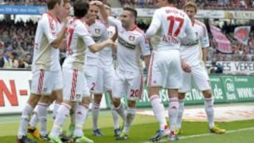 Los jugadores del Bayer Leverkusen celebran su victoria ante el N&uacute;remberg y la clasificaci&oacute;n para la Champions. 