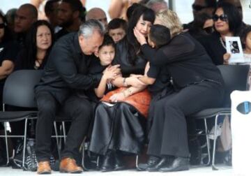 Nadene Lomu, viuda de Jonah Lomu junto a sus hijos y sus padres.